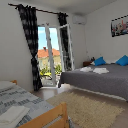 Marin - Four Bedroom With Balcony And Garden View شقة