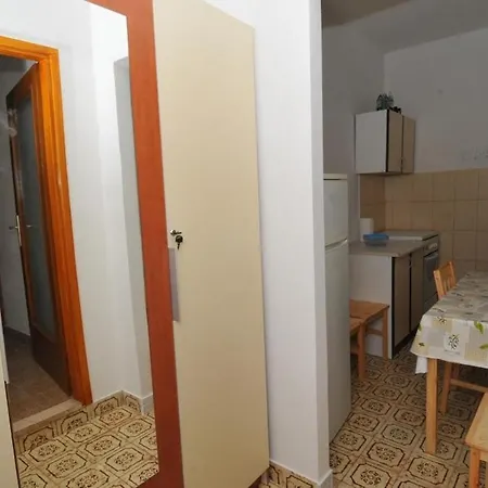 شقة Marin - Four Bedroom With Balcony And Garden View