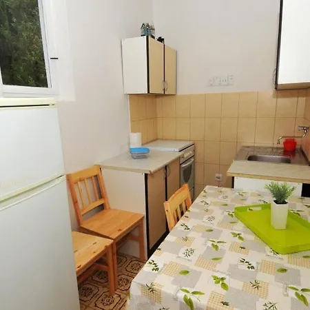 Marin - Four Bedroom With Balcony And Garden View Apartament *
