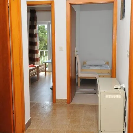 Marin - Four Bedroom With Balcony And Garden View Apartament *