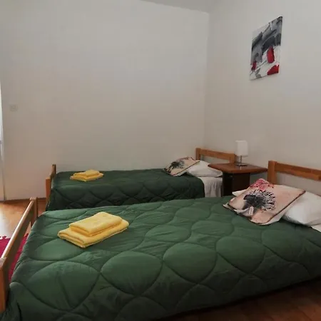 Apartament Marin - Four Bedroom With Balcony And Garden View