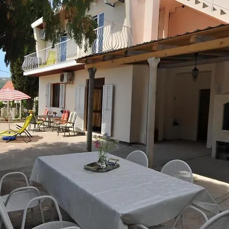 Marin - Four Bedroom With Balcony And Garden View Apartament Buici (Dalmatia)